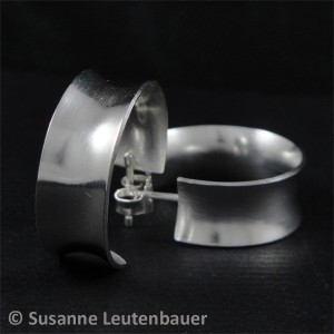 Konvex geformte Ohrringe aus Silber