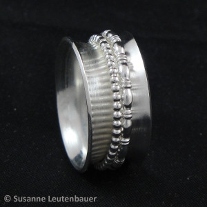 konvexer Silberring mit Perldrähten