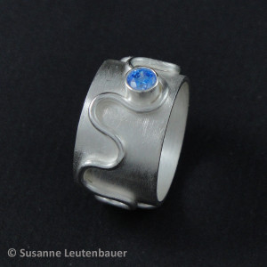 Silberring mit kleinem blauen Zirkon und gewundenen Silberdraht