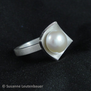 Silberring mit eckiger Schale und weißer Perle
