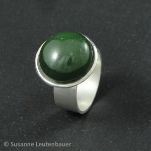Silberring mit großer Jade-Perle