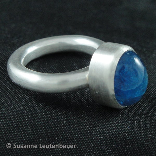 Silberner Ring mit ovalem blauen Apatit