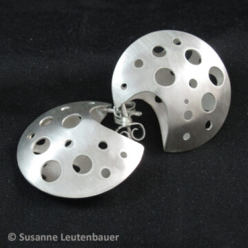 Ohrringe aus Silberscheiben mit Löchern