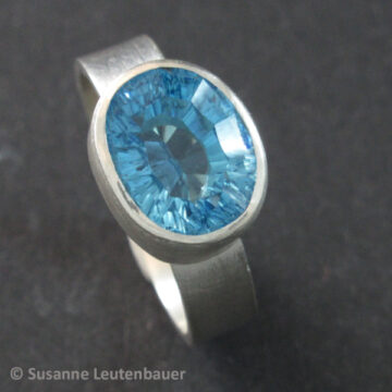 Ring mit ovalem blauen Swiss Blue Topas