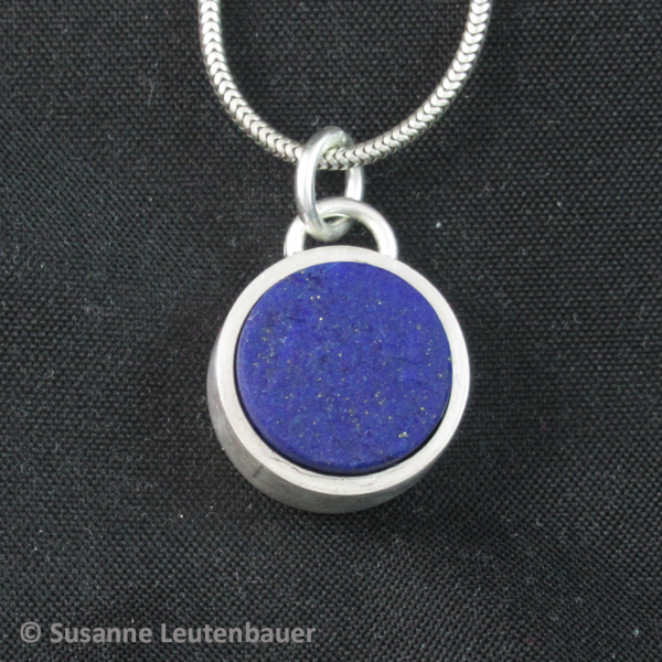 Anhänger mit Lapislazuli