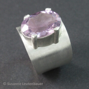 Silberring mit ovalem Amethyst